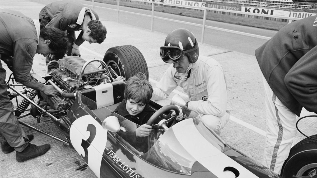 Los Hill, padre e hijo, en 1968, en Mónaco, donde Graham ganaría cinco veces: 1963, 1964, 1965, 1968 y 1969), logro que recién fue superado en 1993 cuando, un fenómeno irrepetible como Ayrton Senna, se impuso por sexta vez en las calles del principado.