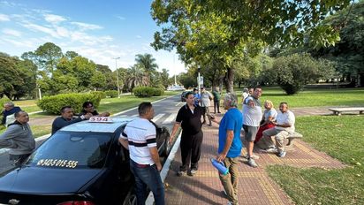 Choferes de taxis y remises se manifiestan contra las aplicaciones de viajes: 