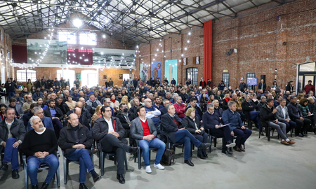 En julio, el gobernador Perotti se reunió con intendentes y presidentes comunales para dar detalles del acuerdo del pago de la deuda por coparticipación. En julio, el gobernador Perotti se reunió con intendentes y presidentes comunales para dar detalles del acuerdo del pago de la deuda por coparticipación.