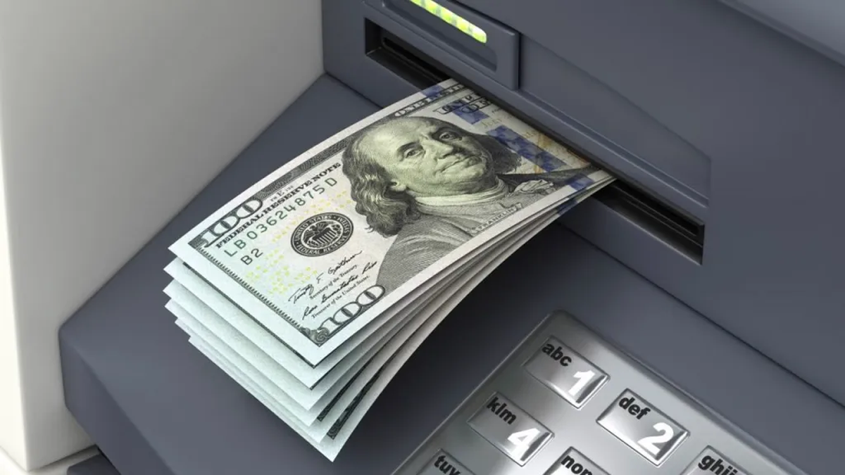 Cajeros automáticos: cómo retirar los dólares del banco sin hacer filas ni pasar por ventanilla