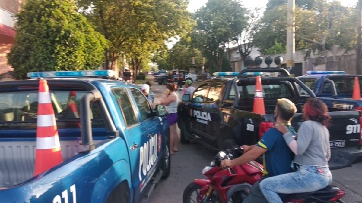 En el ataque, perpetrado por dos sujetos en moto, también resultó herido un joven de 18 años. Según informaron fuentes policiales, el hecho ocurrió cerca de las 18.30 sobre calle Bertole y Larralde (a la vuelta de la comisaría 32), en barrio Godoy.