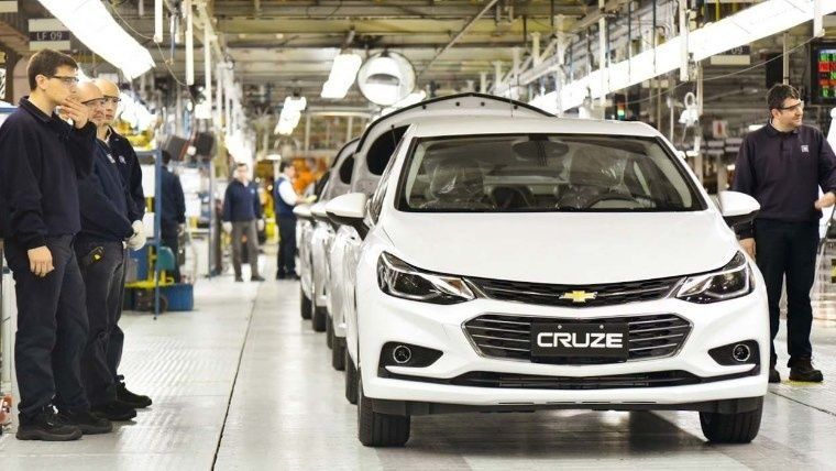 La planta santafesina opera con menos de 600 empleados, casi la mitad de la dotación que llegó a tener en su momento. Pese a ese achique, desde la compañía relativizan el impacto de los parates y aseguran que no se registraron caídas en los volúmenes de producción durante el último año.