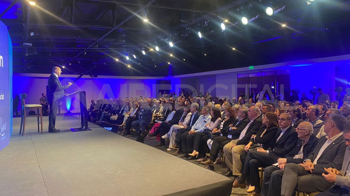 El gobernador saliente de la provincia de Santa Fe, Omar Perotti, presentó un balance de su gestión ante funcionarios provinciales, gremios y organizaciones y entidades intermedias. El gobernador saliente de la provincia de Santa Fe, Omar Perotti, presentó un balance de su gestión ante funcionarios provinciales, gremios y organizaciones y entidades intermedias.