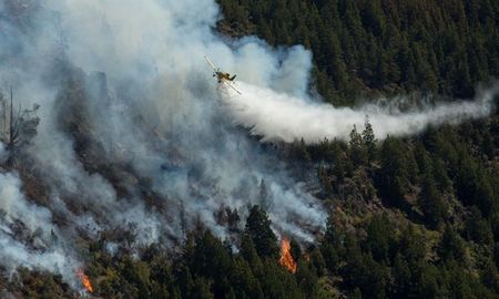 El fuego comenzó en el lago Martín, a unos 70 km de Bariloche, por una tormenta eléctrica. Las complicaciones climáticas permitieron que ayer el humo fuese visualizado desde cualquier punto céntrico de Bariloche. El fuego comenzó en el lago Martín, a unos 70 km de Bariloche, por una tormenta eléctrica. Las complicaciones climáticas permitieron que ayer el humo fuese visualizado desde cualquier punto céntrico de Bariloche.