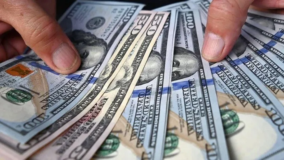 El dólar oficial cerró este miércoles en $136,10, mientras que el blue promediaba $317.