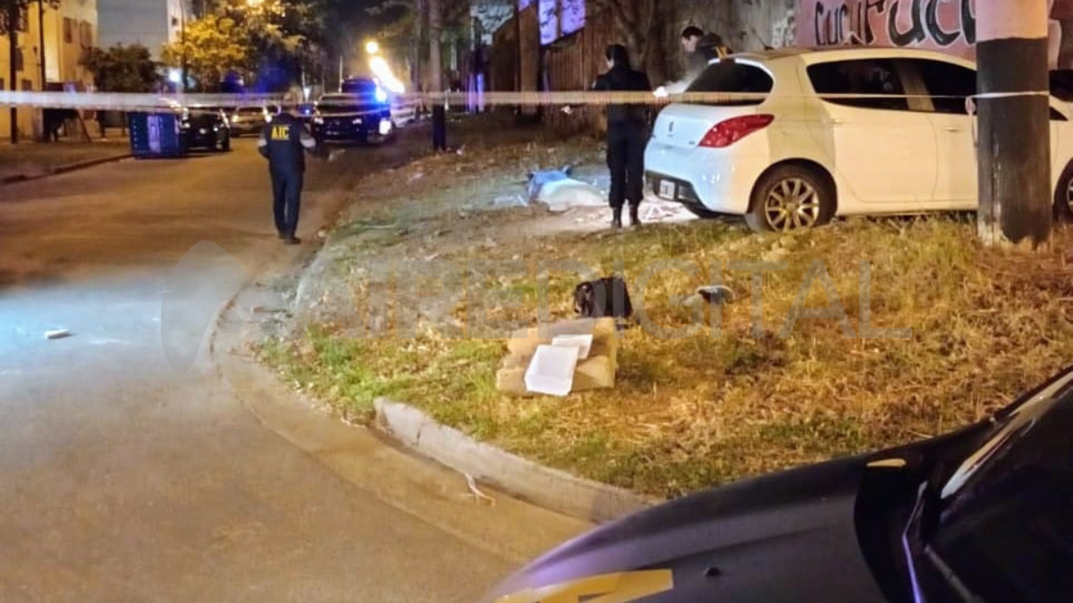 Los dos hermanos que iban en auto eran perseguidos por una moto