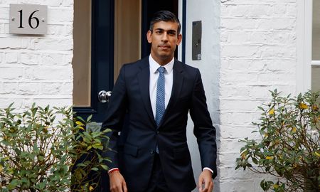 Es uno de los políticos más ricos de Westminster. Es uno de los políticos más ricos de Westminster.