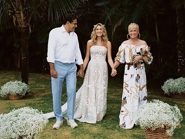 Xuxa la acompañó hasta el altar.