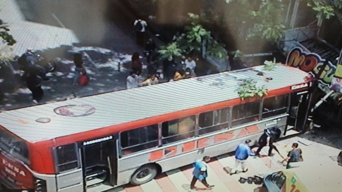 Un colectivo atropelló a dos mujeres y chocó contra un kiosco en Córdoba.