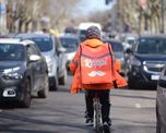 El delivery crece sostenidamente en la Argentina, pero los precios no dejan de subir y el salario de los usuarios no es suficiente para ganarle a la inflación, por lo que cada vez alcanza para pedir menos. El delivery crece sostenidamente en la Argentina, pero los precios no dejan de subir y el salario de los usuarios no es suficiente para ganarle a la inflación, por lo que cada vez alcanza para pedir menos.