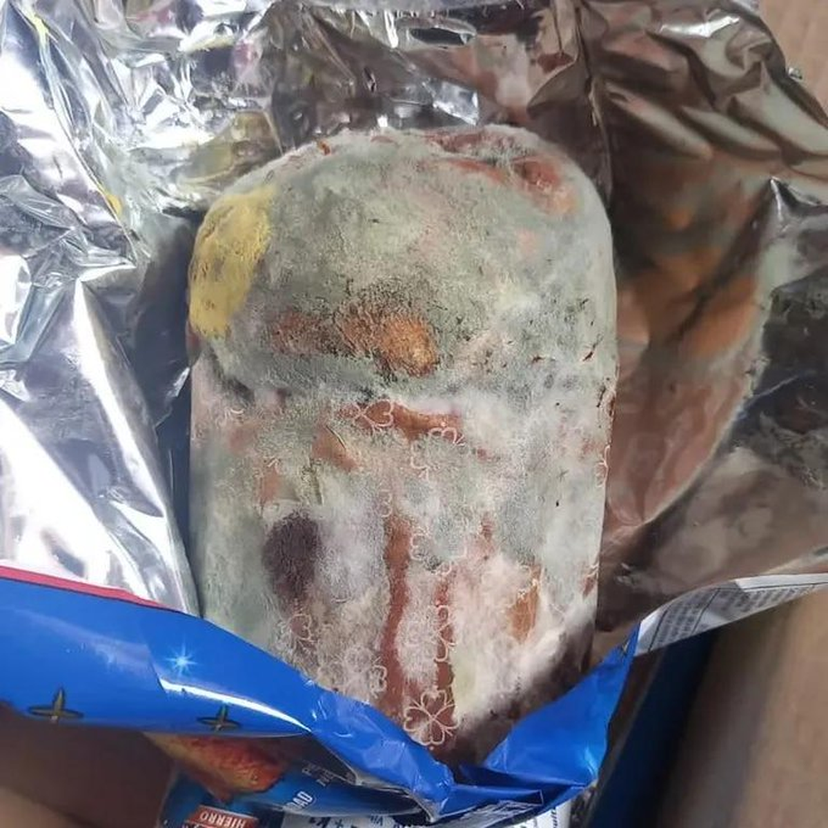 La empresa Rey de Oro aseguró que rocía sus productos con una sustancia química que permite prevenir y evitar el moho.