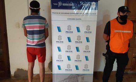 Un joven acusado de ocasionarle una grave lesión a su vecino tras una brutal golpiza, fue capturado en la tarde del lunes por personal de la Comisaría Quinta en Avenida La Plata y Santa Cruz Un joven acusado de ocasionarle una grave lesión a su vecino tras una brutal golpiza, fue capturado en la tarde del lunes por personal de la Comisaría Quinta en Avenida La Plata y Santa Cruz