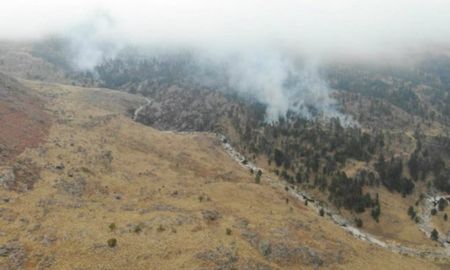 La lucha para extinguir el fuego se dificulta porque las laderas del cerro son muy verticales. La lucha para extinguir el fuego se dificulta porque las laderas del cerro son muy verticales.