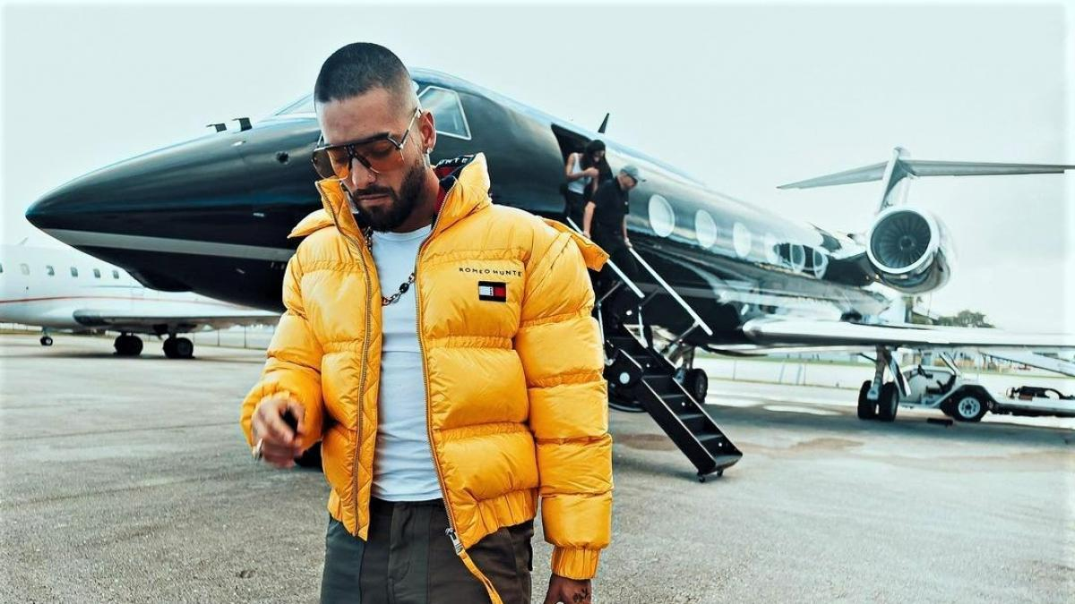 El cantante colombiano Maluma posee una aeronave Gulfstream G450 totalmente pintada de negro a la que &eacute;l mismo bautiz&oacute; como &ldquo;Royalty Air&rdquo;.