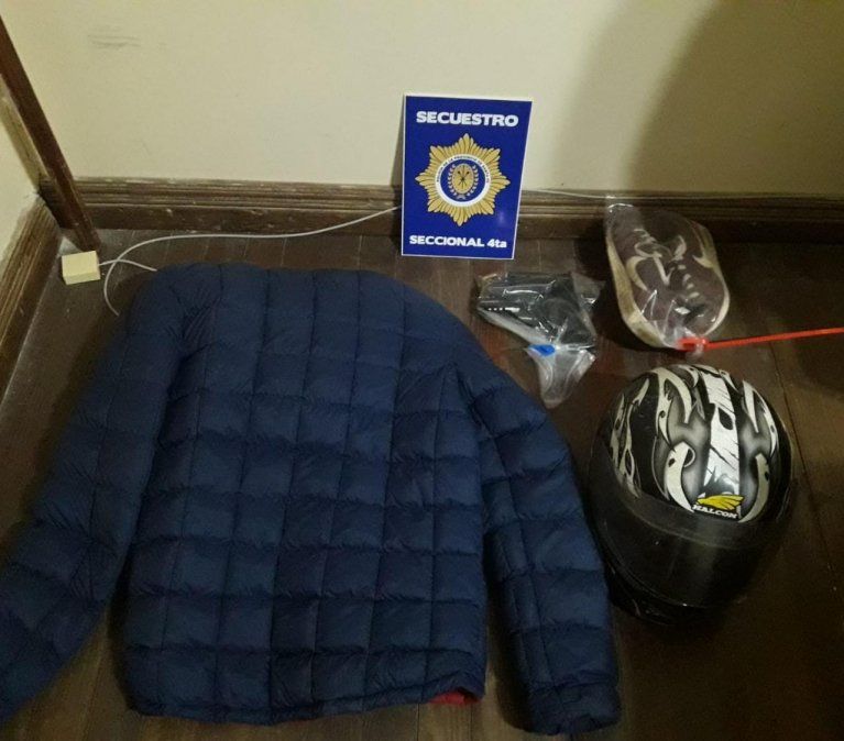 Indumentaria incautada por el personal de la Seccional Cuarta en el allanamiento a una casa del barrio Santa Rosa de Lima.