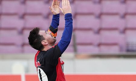 Lionel Messi anotó ante el Osasuna y dedicó su gol con la camiseta que usó Diego Maradona en Newells. Lionel Messi anotó ante el Osasuna y dedicó su gol con la camiseta que usó Diego Maradona en Newells.