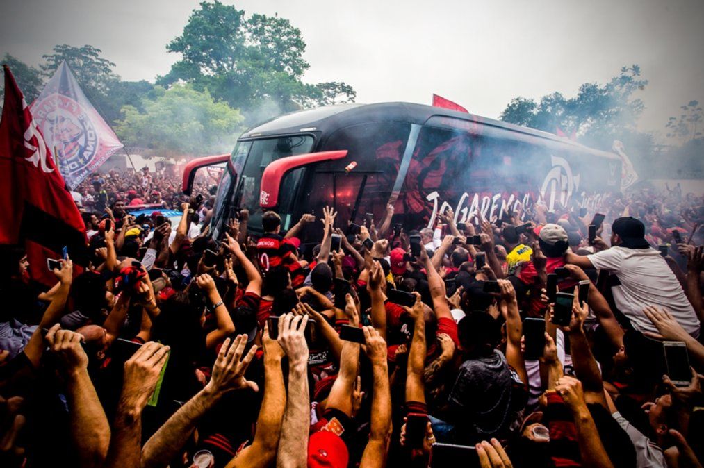 Una multitud colmó las calles de Río de Janeiro para despedir a Flamengo