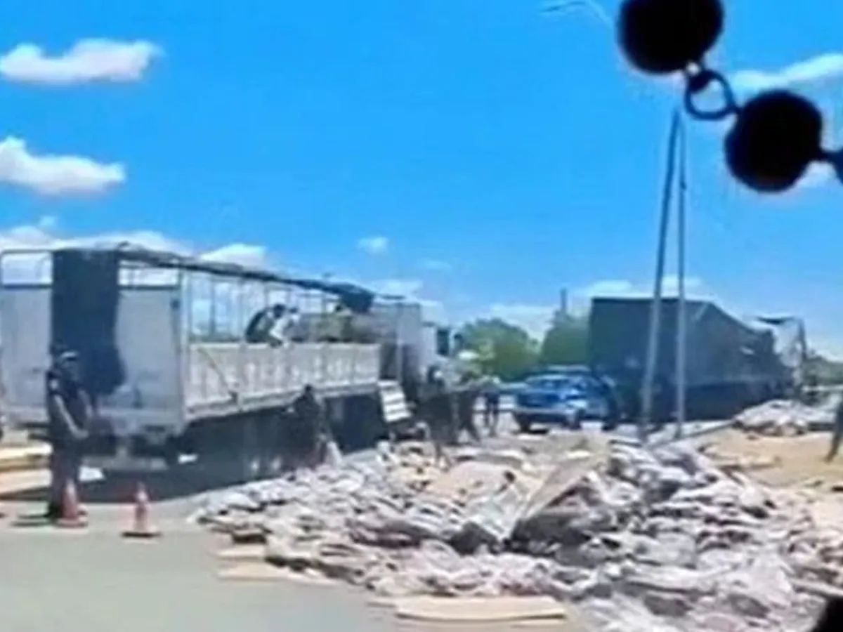 Córdoba: un camión de fernet y otro de gaseosa volcaron en la misma esquina.