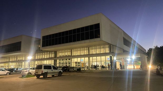 Al arribar las unidades policiales, constataron que la víctima ya había sido trasladada de forma particular por vecinos de la zona hacia el Hospital J. B. Iturraspe.