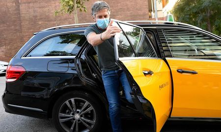 Jorge Messi llegó a Barcelona para intentar arreglar la salida del Barcelona de su hijo Lionel. Jorge Messi llegó a Barcelona para intentar arreglar la salida del Barcelona de su hijo Lionel.