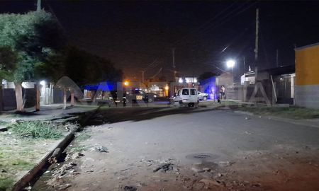 Homicidio en la ciudad de Santa Fe. Reinares y Alfonsina Storni: el lugar donde anoche acribillaron a un joven de 18 años que murió esta mañana. Homicidio en la ciudad de Santa Fe. Reinares y Alfonsina Storni: el lugar donde anoche acribillaron a un joven de 18 años que murió esta mañana.