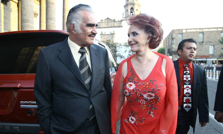 En medio de su duelo, la matriarca y su hijo dedicaron emotivos mensajes durante el homenaje a Vicente Fernández. En medio de su duelo, la matriarca y su hijo dedicaron emotivos mensajes durante el homenaje a Vicente Fernández.