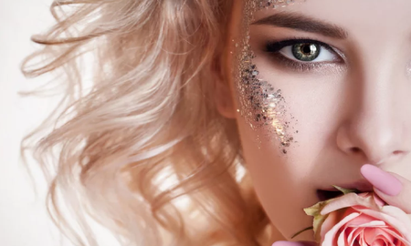 Pecas de glitter: la tendencia en maquillaje que trae los looks más bellos y luminosos Pecas de glitter: la tendencia en maquillaje que trae los looks más bellos y luminosos