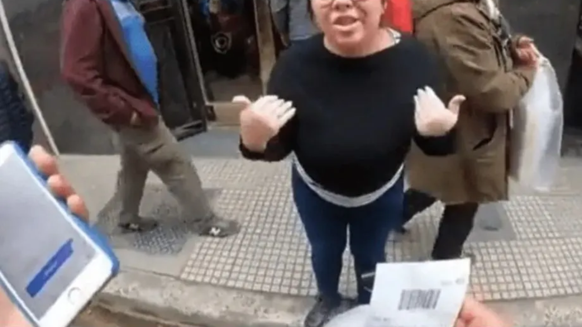 Un repartidor se enfrentó contra una cliente que se quejó por su servicio.