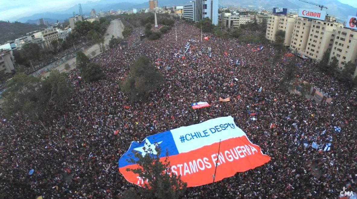 Impactante multitud de manifestantes en una histórica marcha por las calles de Santiago de Chile