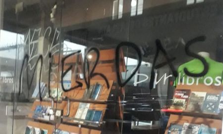 La sede del Partido Justicialista (PJ) de La Plata apareció este sábado con pintadas de aerosol en su frente y en el vidrio de la biblioteca. La sede del Partido Justicialista (PJ) de La Plata apareció este sábado con pintadas de aerosol en su frente y en el vidrio de la biblioteca.