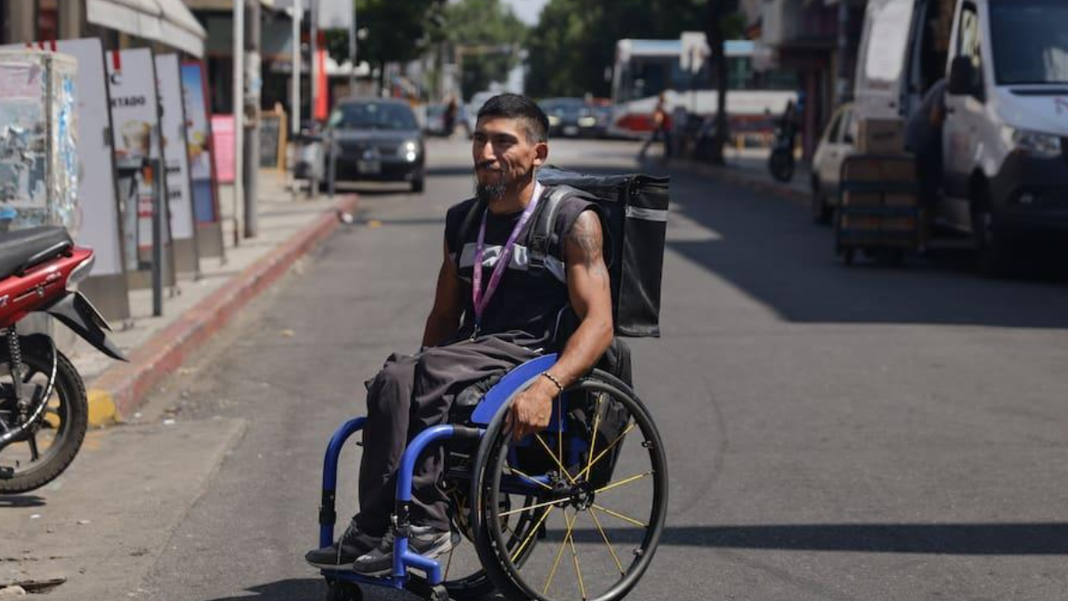 Trabaja como repartidor en silla de ruedas y tiene un hijo.