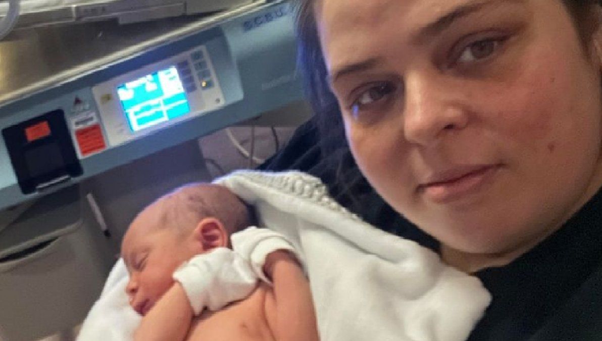 No podía dormir del dolor y creyó que tenía un cólico renal: Fui a Urgencias y salí con un bebé sorpresa