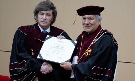 La distinción fue entregada por las máximas autoridades de esa casa de estudios durante una ceremonia realizada en la Universidad de San Martín de Porres.