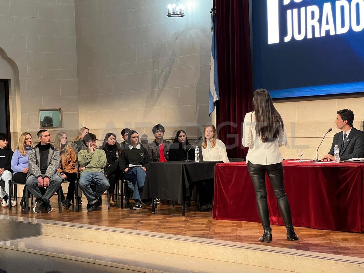 Los jurados serán integrados por doce personas titulares, más dos suplentes, que también presenciarán todo el juicio y estarán en condiciones de dar su veredicto su fuera necesario.