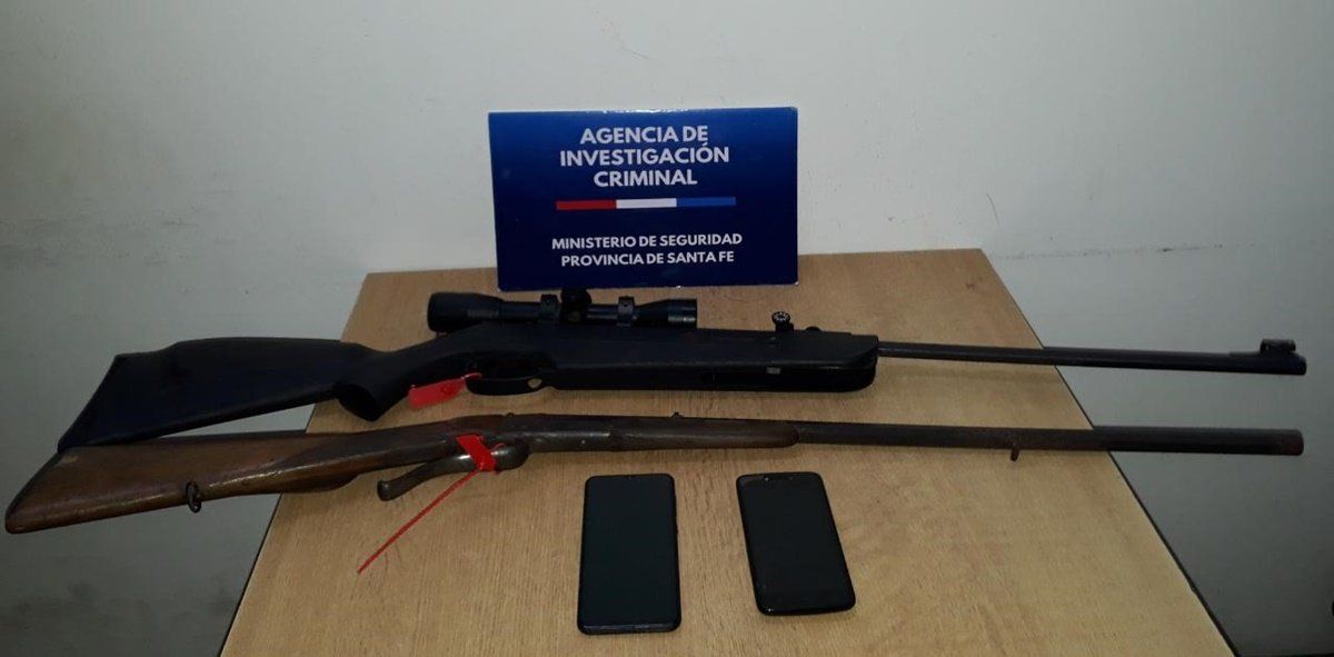 En la vivienda encontraron un rifle de aire comprimido y un arma calibre 22 largo