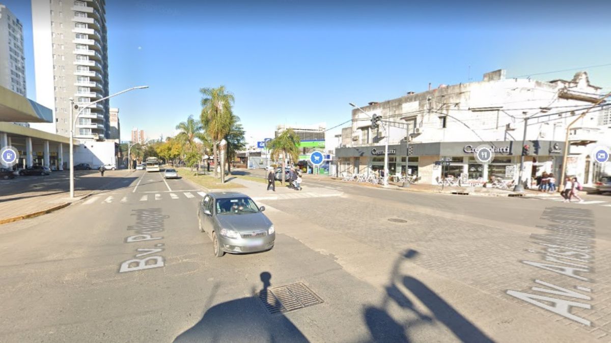 Bulevar Pellegrini y 25 de Mayo: aquí atropellaron a una mujer de 29 años.