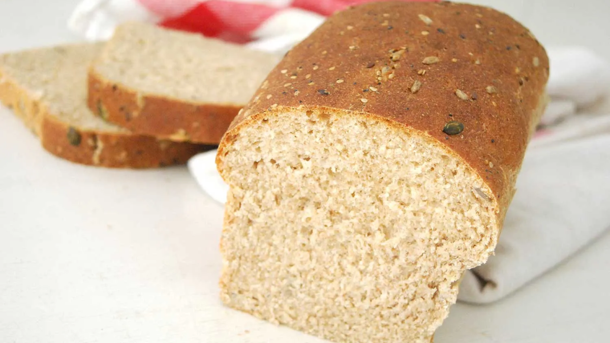 El pan integral con semillas de lino es una opción saludable para hacer en casa, con muy pocos ingredientes. El pan integral con semillas de lino es una opción saludable para hacer en casa, con muy pocos ingredientes.