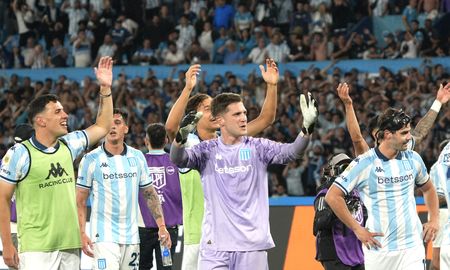 Racing festejó ante River tras imponerse por 3 a 2 en un partido cambiante. Racing festejó ante River tras imponerse por 3 a 2 en un partido cambiante.