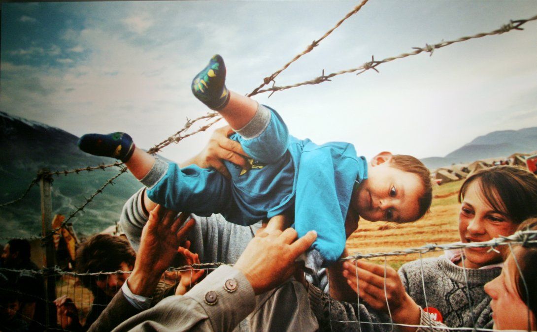 Ganadora del premio Pulitzer en el a&ntilde;o 2000. En ella se reflejan la dif&iacute;cil situaci&oacute;n que vivieron los refugiados de Kosovo. De los 2 millones de habitante que hab&iacute;a en Kosovo antes de la guerra 800.000 tuvieron que huir y refujiarse en pa&iacute;ses vecinos como Albania
