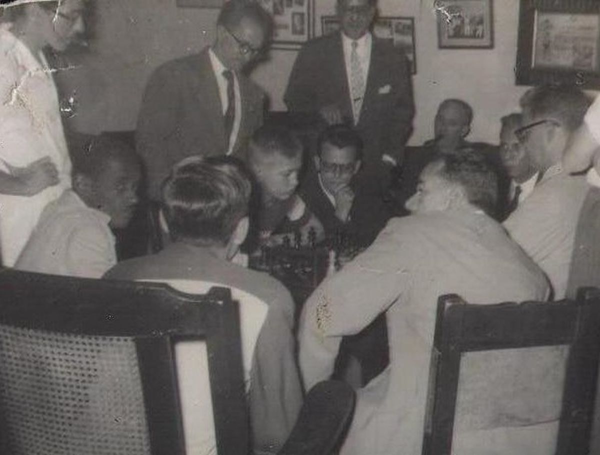 En marzo de 1956, el Log Cabin Chess Club de West Orange, Nueva Jersey, llevó a Fischer de gira a Cuba, donde disputó 12 partidas en el Capablanca Chess Club de La Habana, de las que ganó diez y empató dos. En la foto, enfrentando al cubano José R. Florido. En marzo de 1956, el Log Cabin Chess Club de West Orange, Nueva Jersey, llevó a Fischer de gira a Cuba, donde disputó 12 partidas en el Capablanca Chess Club de La Habana, de las que ganó diez y empató dos. En la foto, enfrentando al cubano José R. Florido.