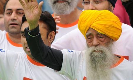Murió atropellado el maratonista de 114 años que corrió con David Beckham y Muhammad Ali: Fauja Singh Murió atropellado el maratonista de 114 años que corrió con David Beckham y Muhammad Ali: Fauja Singh