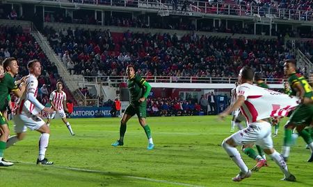 El Club Atlético Unión reclamó penal sobre Claudio Corvalán, que fue sujetado de la camiseta cuando el partido estaba 1-0 para Defensa y Justicia. El Club Atlético Unión reclamó penal sobre Claudio Corvalán, que fue sujetado de la camiseta cuando el partido estaba 1-0 para Defensa y Justicia.