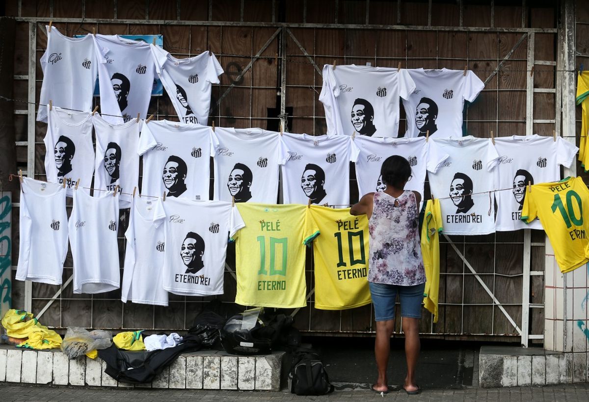 Miles de brasileños despiden los restos de Pelé en el Estadio Vila Belmiro