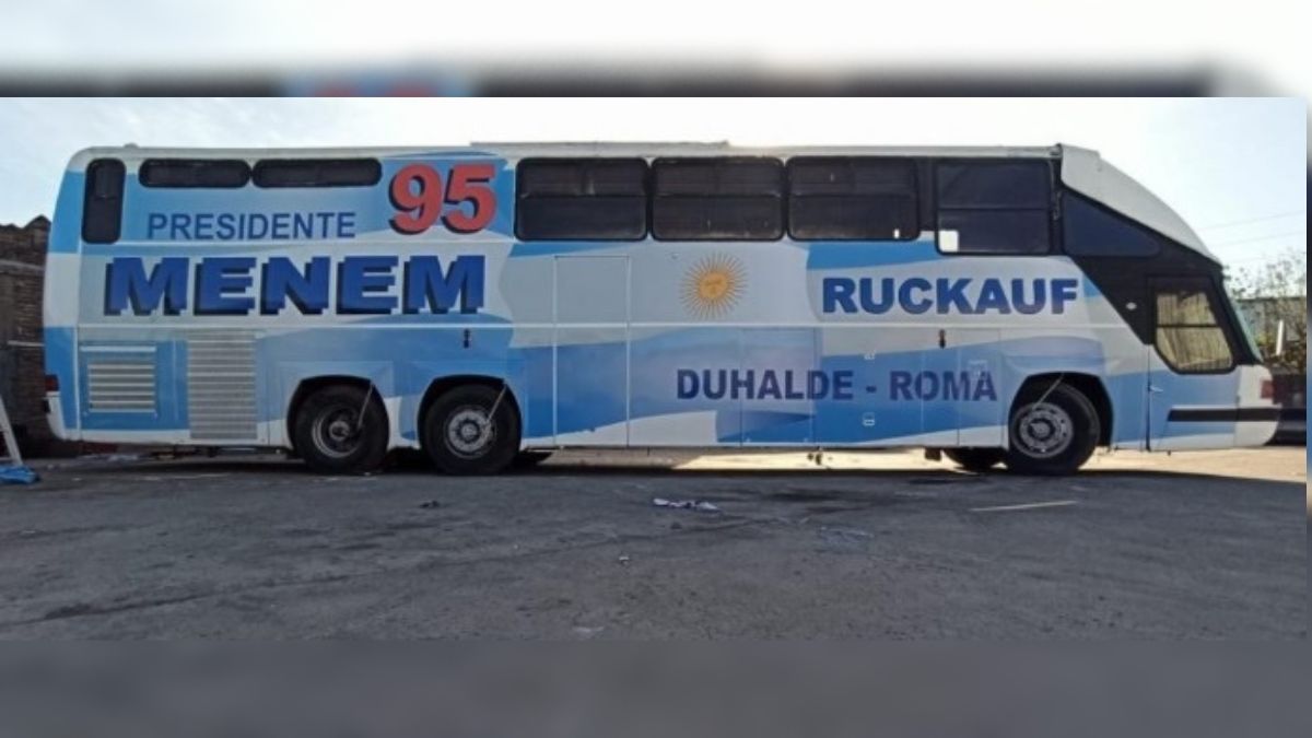 Se vendió el Menemóvil: la cifra millonaria que se pagó por el colectivo con el que Carlos Menem hizo campaña para la reelección