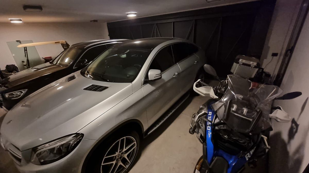 Alejo Marban López, un joven de 24 años, vive en las torres Maui, en el corazón de Puerto Norte. Increíblemente sin un trabajo formal y siendo monotributista, se mueve en un BMW. Alejo Marban López, un joven de 24 años, vive en las torres Maui, en el corazón de Puerto Norte. Increíblemente sin un trabajo formal y siendo monotributista, se mueve en un BMW.