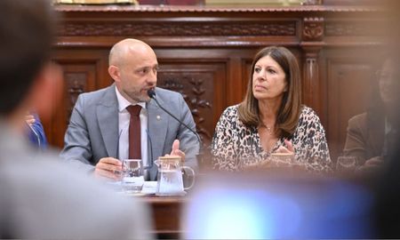 El ministro de Desarrollo Productivo de Santa Fe expuso ante la Comisión Bicameral de Seguimiento de la Hidrovía. El ministro de Desarrollo Productivo de Santa Fe expuso ante la Comisión Bicameral de Seguimiento de la Hidrovía.