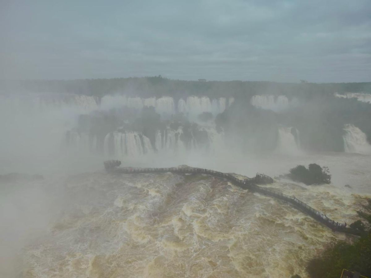 Debido a las intensas lluvias registradas, el caudal del río Iguazú aumentó de forma considerable. Debido a las intensas lluvias registradas, el caudal del río Iguazú aumentó de forma considerable.