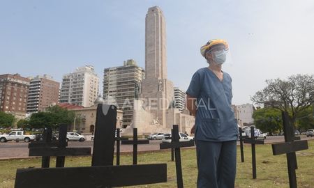 Profesionales de la salud de Rosario se manifestaron frente al Monumento a la Bandera para reclamar restricciones intermitentes que ayuden a contener el avance del coronavirus. Profesionales de la salud de Rosario se manifestaron frente al Monumento a la Bandera para reclamar restricciones intermitentes que ayuden a contener el avance del coronavirus.