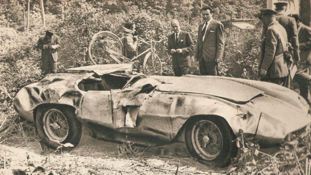 El jueves 26 de mayo de 1955, Alberto Ascari murió en el circuito de Monza mientras probaba una Ferrari 750 Sport de su amigo Eugenio Castellotti. Perdió el control del auto en la veloz Curva di Vialone, amplia y a la izquierda y, tras despistarse y dar varios tumbos, el vehículo impactó contra un árbol un centenar de metros más adelante. El jueves 26 de mayo de 1955, Alberto Ascari murió en el circuito de Monza mientras probaba una Ferrari 750 Sport de su amigo Eugenio Castellotti. Perdió el control del auto en la veloz Curva di Vialone, amplia y a la izquierda y, tras despistarse y dar varios tumbos, el vehículo impactó contra un árbol un centenar de metros más adelante.