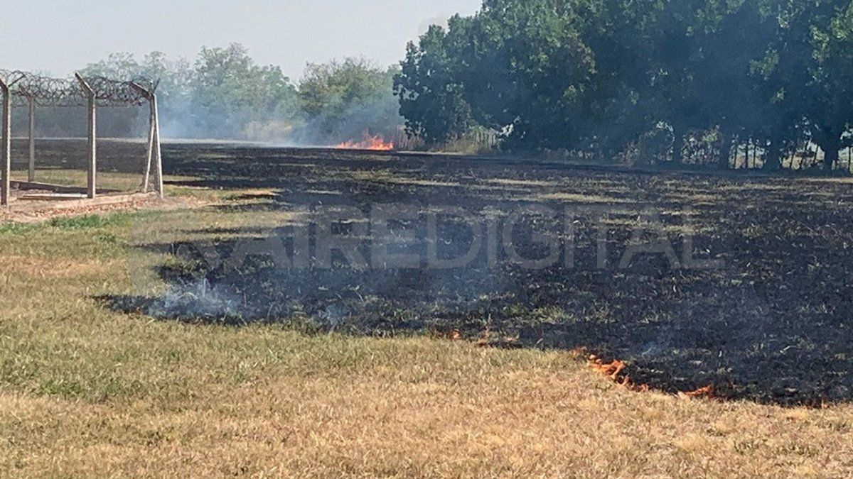 Varios predios privados ubicados a la vera de la autopista Santa Fe – Rosario se encuentran con focos ígneos que ponen en riesgo algunas viviendas y están afectando espacios verdes.